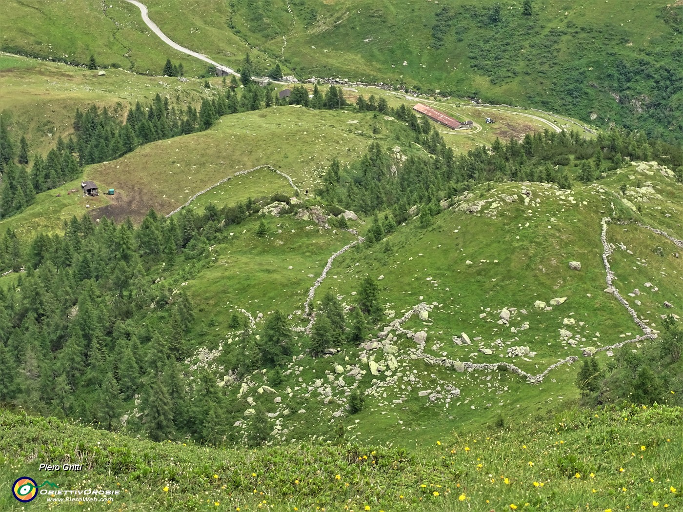 53 Dalla cresta di vetta di cima Mincucco vista verso pascoli e casere con 'barek' da dove son salito .JPG